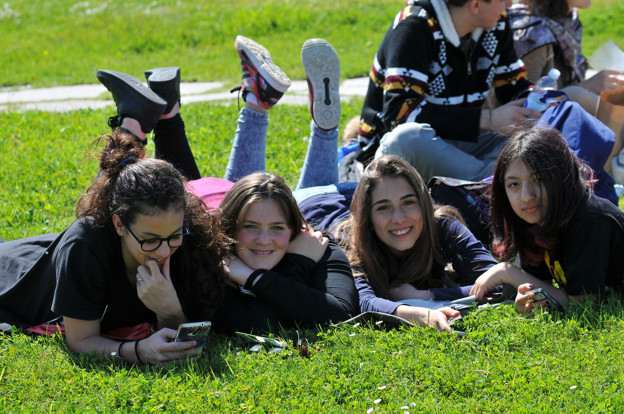 Ragazzi sdraiati sul prato
