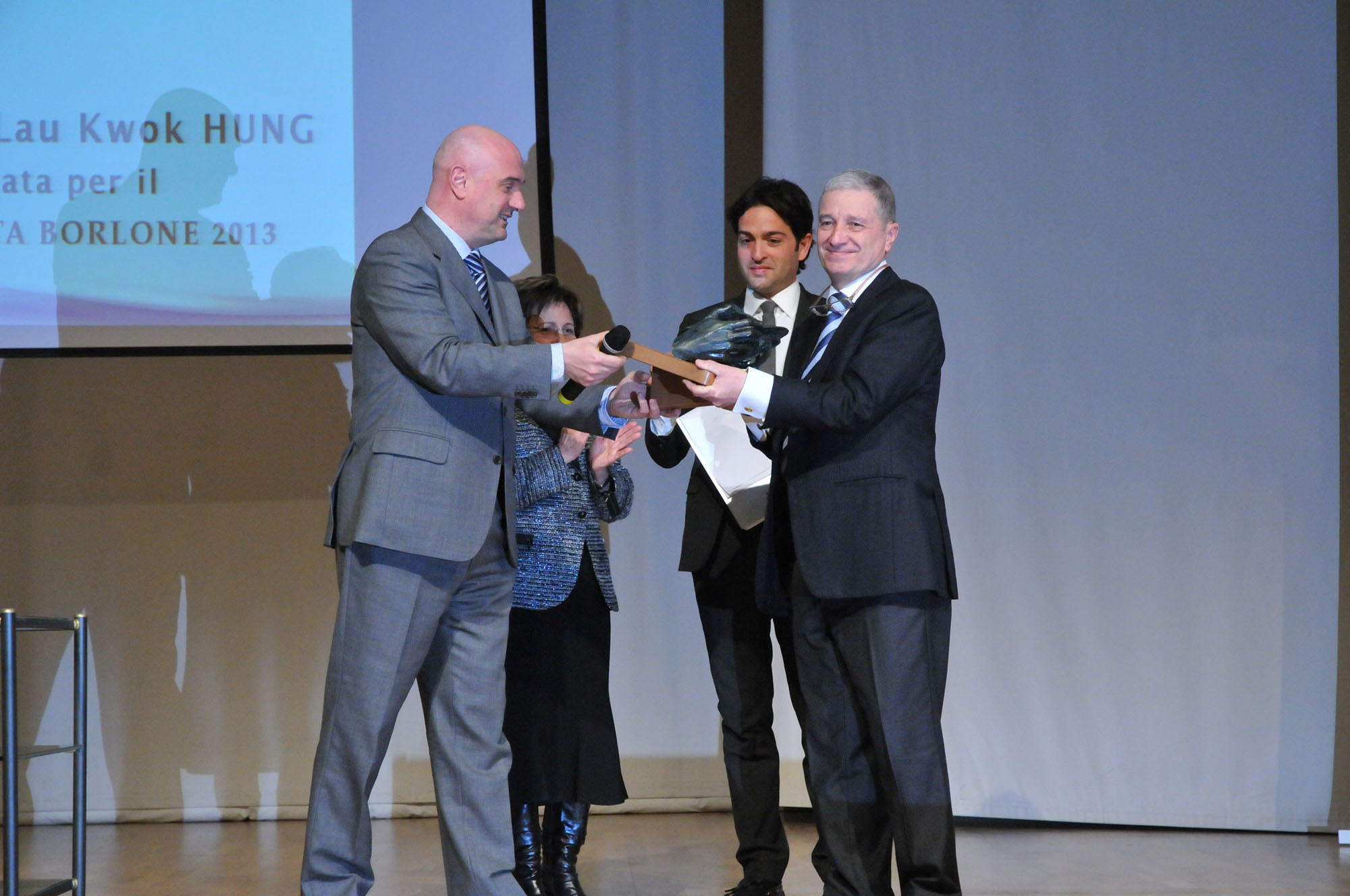 Benvenuti receives the Borlone Award