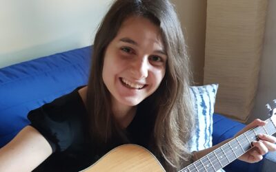 Michela Ferro con la chitarra