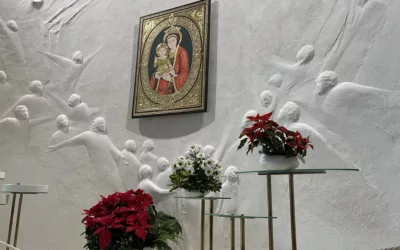 Festa alla Theotokos, con fiori e un frammento della Porziuncola